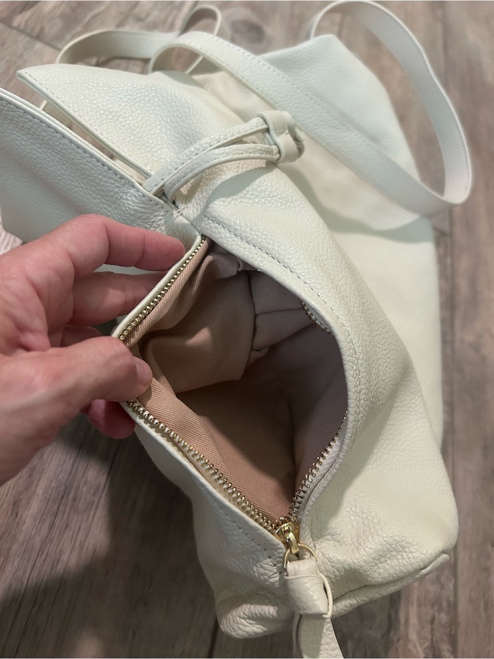 Tote Le Monde Genuine Pebbled Leather Roma Cinch Tote Bag - Picture 12 of 13